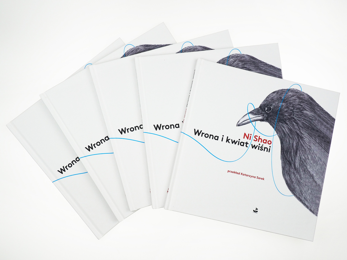 Wrona i kwiat wiśni