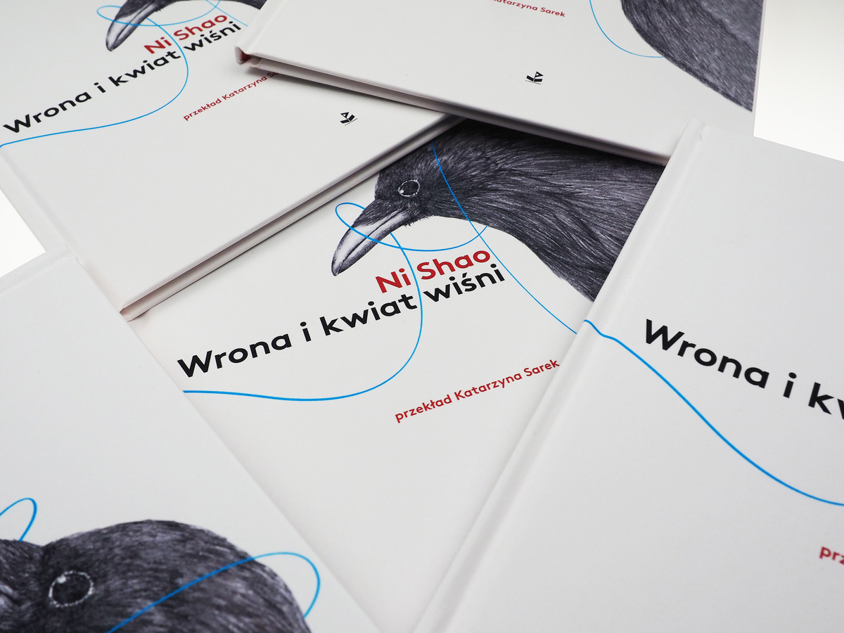 Wrona i kwiat wiśni