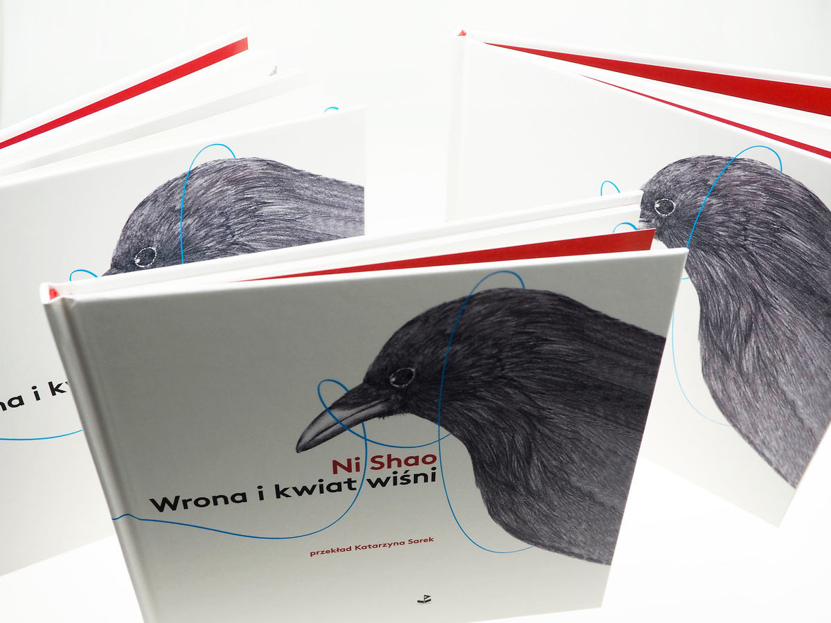 Wrona i kwiat wiśni