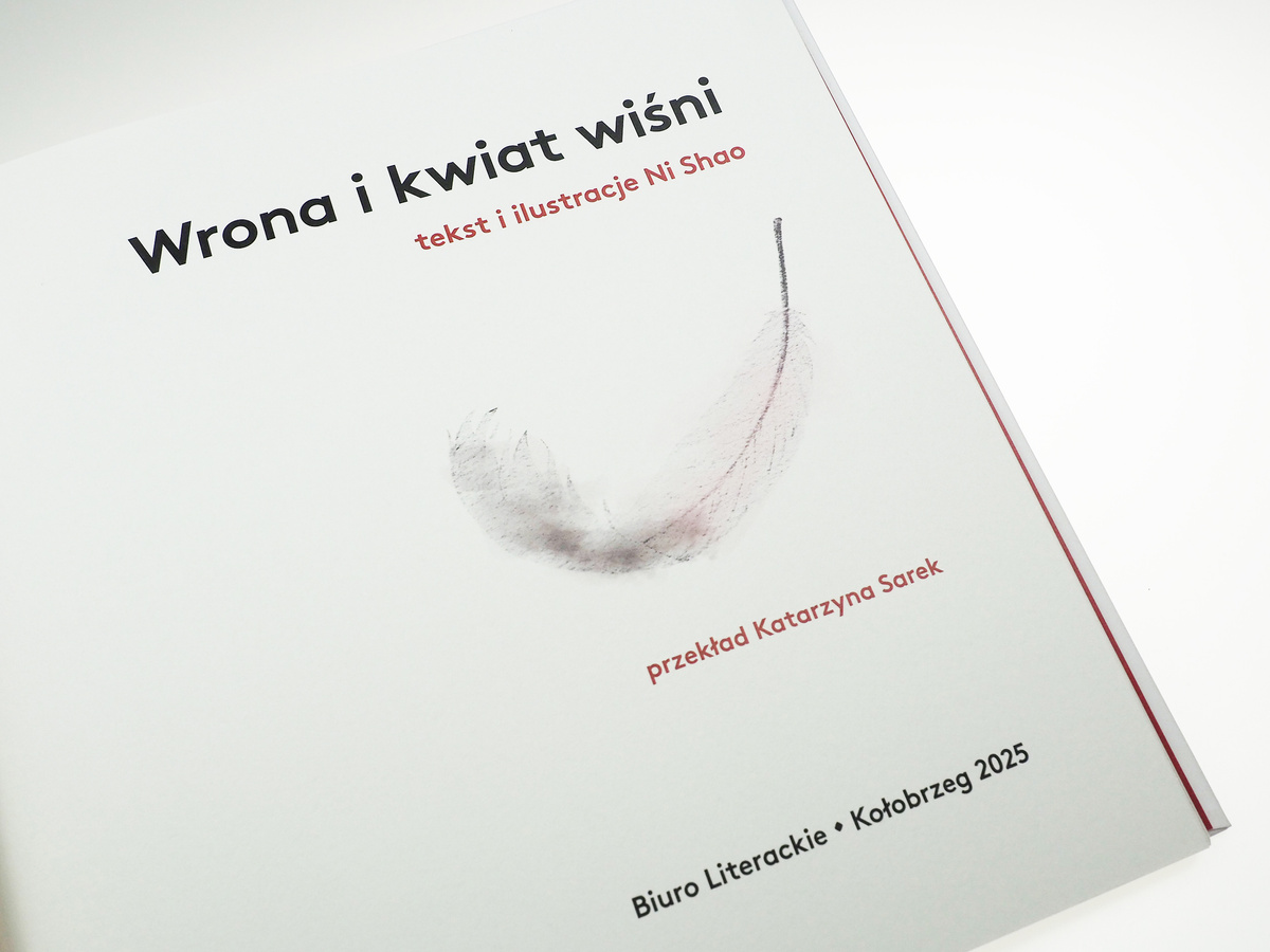 Wrona i kwiat wiśni