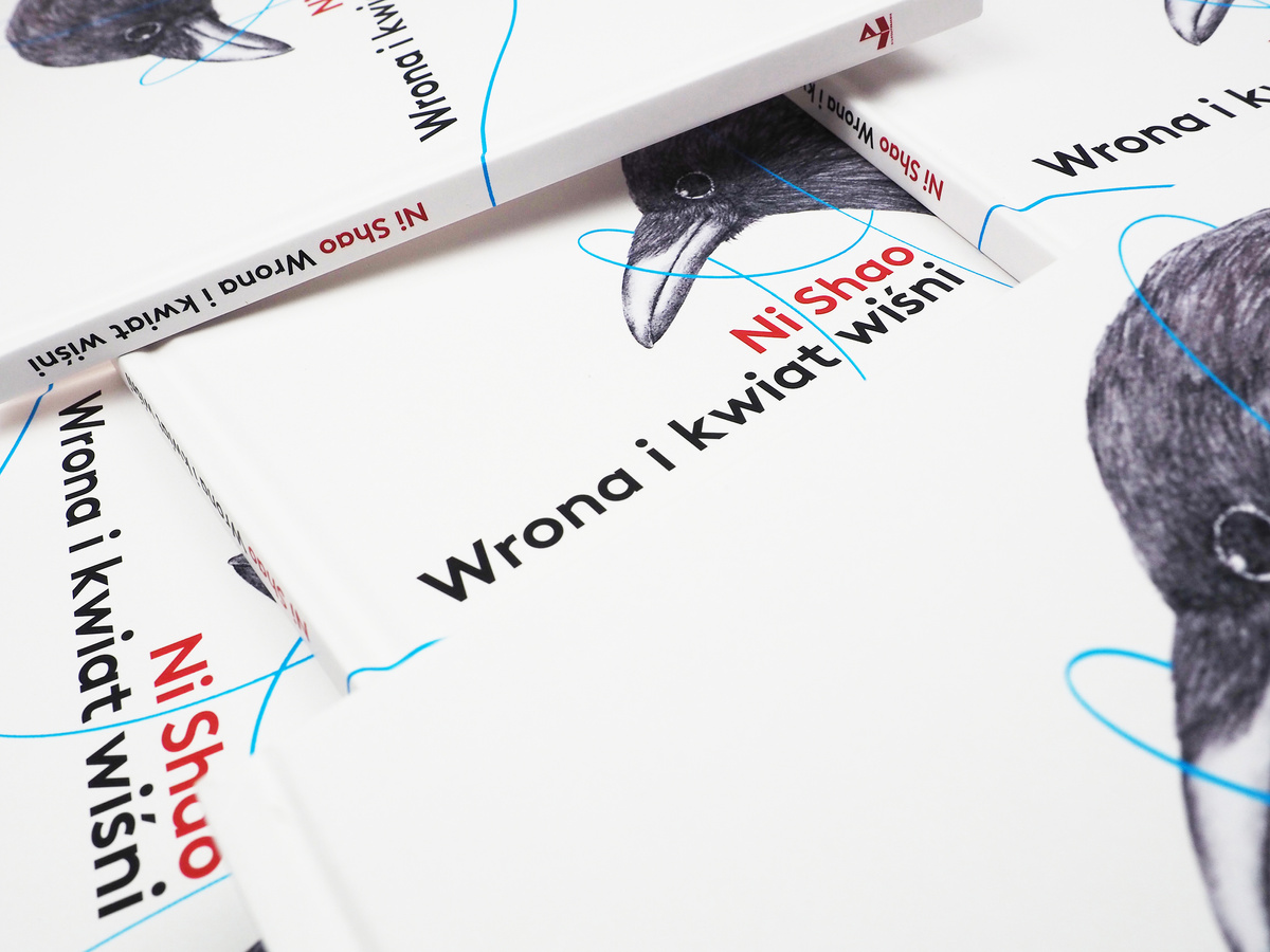 Wrona i kwiat wiśni